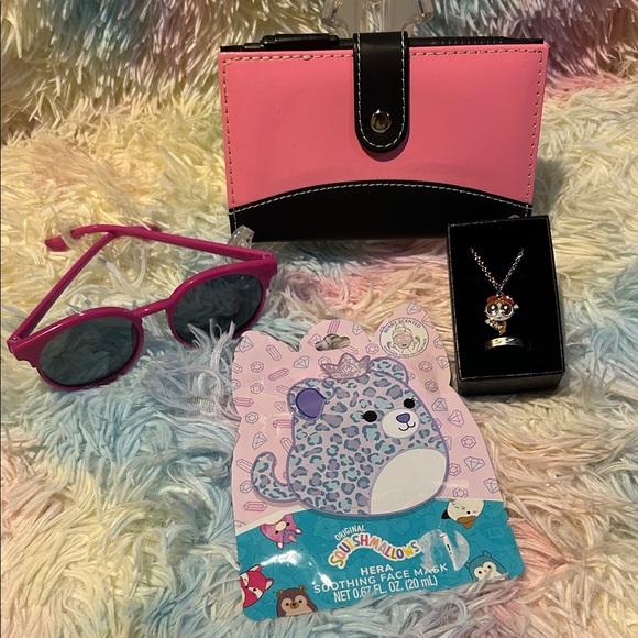 Pink / Black Kids notebook & pen with Sunglasses with soothing mask & jewelry - Picture 1 of 7